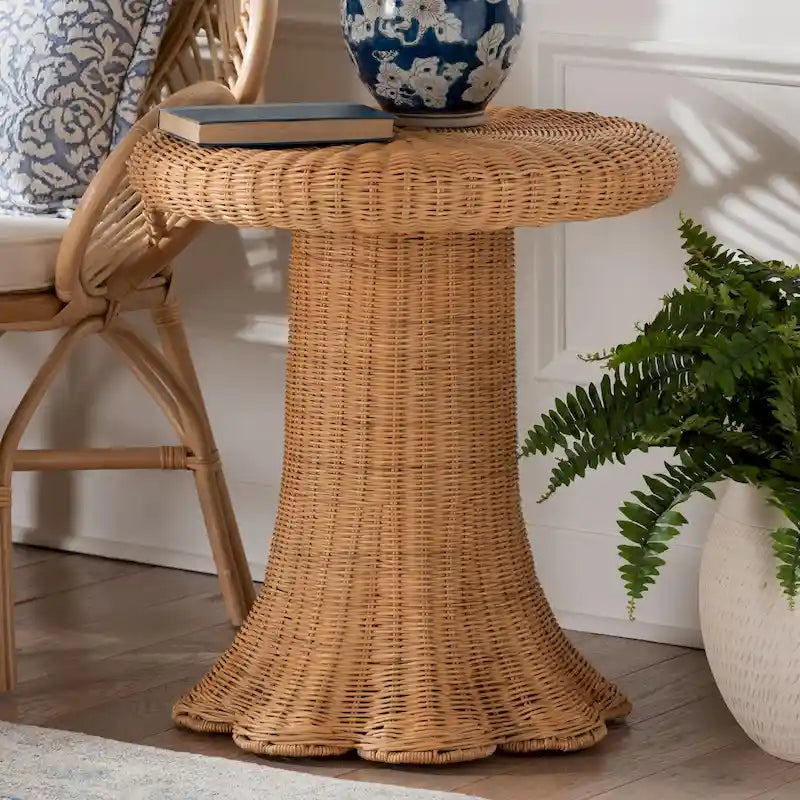 Tavolino con Capesante in Rattan Naturale - Tavolino in Vimini Intrecciato a Mano con Base a Gonna, Stile Costiero per Soggiorno o Ingresso